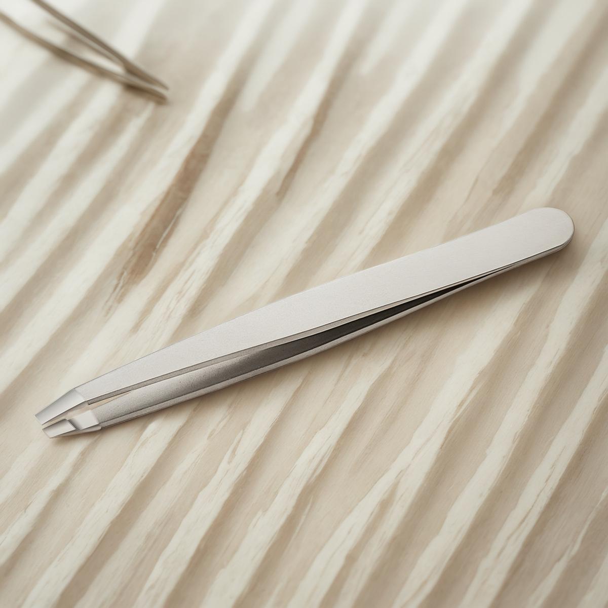 Pinces à épiler personnalisées pour les marques de beauté : critères de précision, de finition et d’approvisionnement